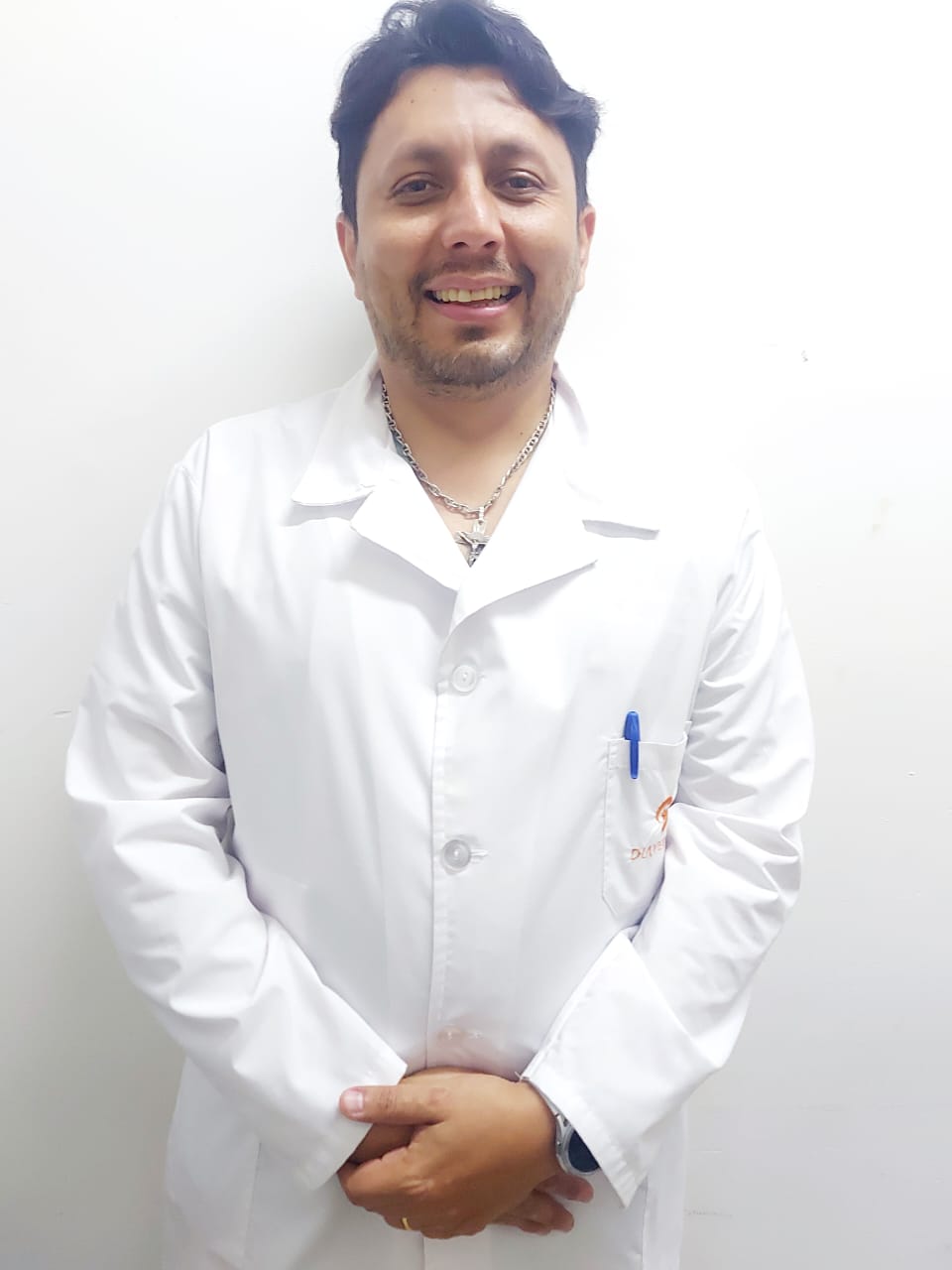 El Dr. Jose Apolo en su consultorio de Bariloche